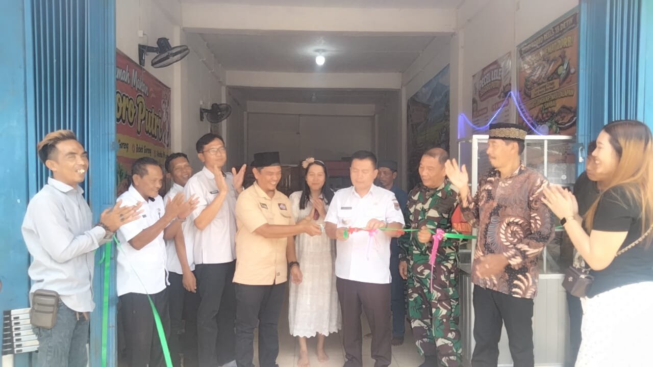 Foto Camat TPK saat peresmian Segoro Putri 